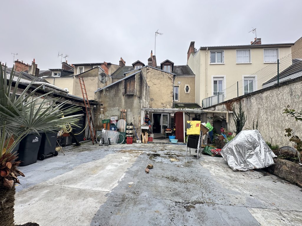 Immeuble de Rapport 300m2 Idéalement Situé à Proximité de la