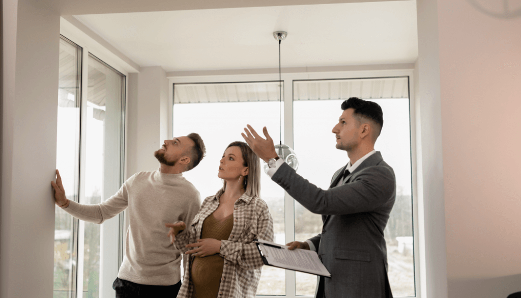 personnes qui visitent une maison avec un agent immobilier