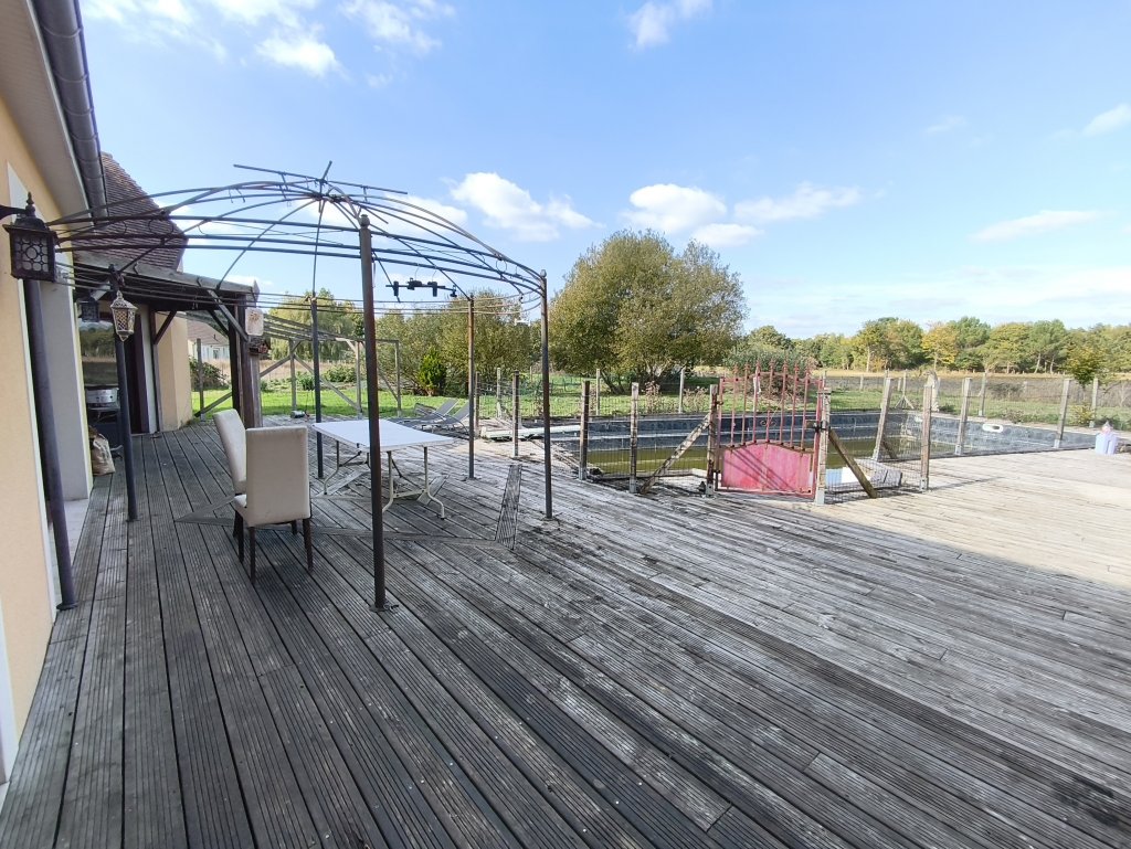 MAISON DE PLAIN-PIED 243M2 DE 6 CHAMBRES ET DEPENDANCE