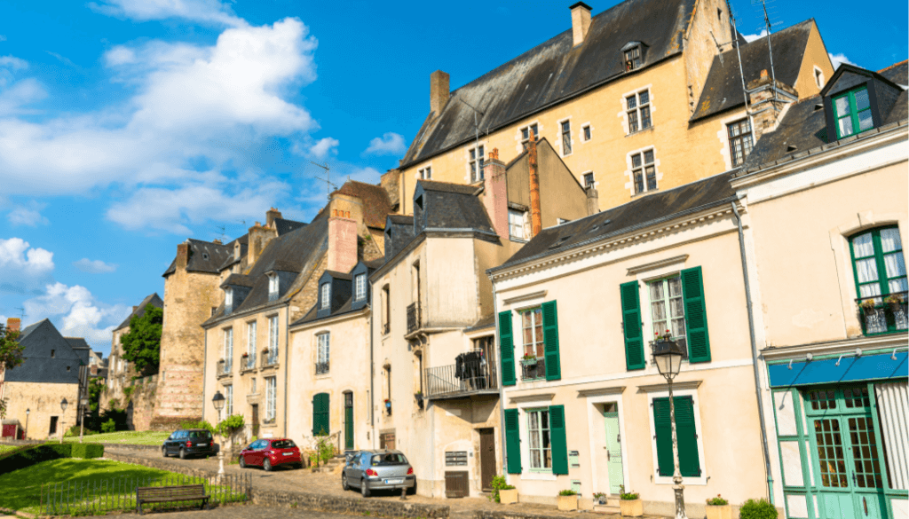 vue sur les maisons du vieux mans proche de la muraille romaine