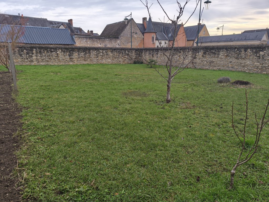 TERRAIN CONSTRUCTIBLE 434M2 EN PLEIN CENTRE DU VILLAGE
