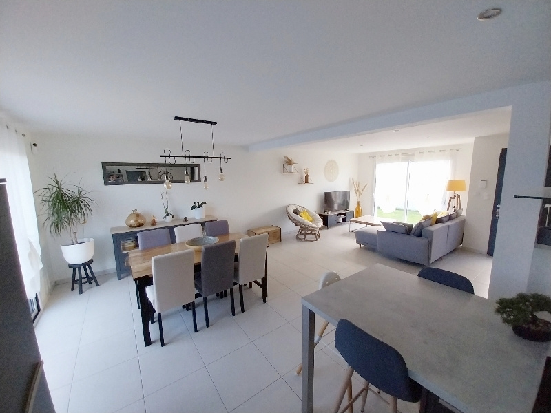 PAVILLON RECENT AVEC CHAMBRES PARENTALES ET DOUBLE GARAGE