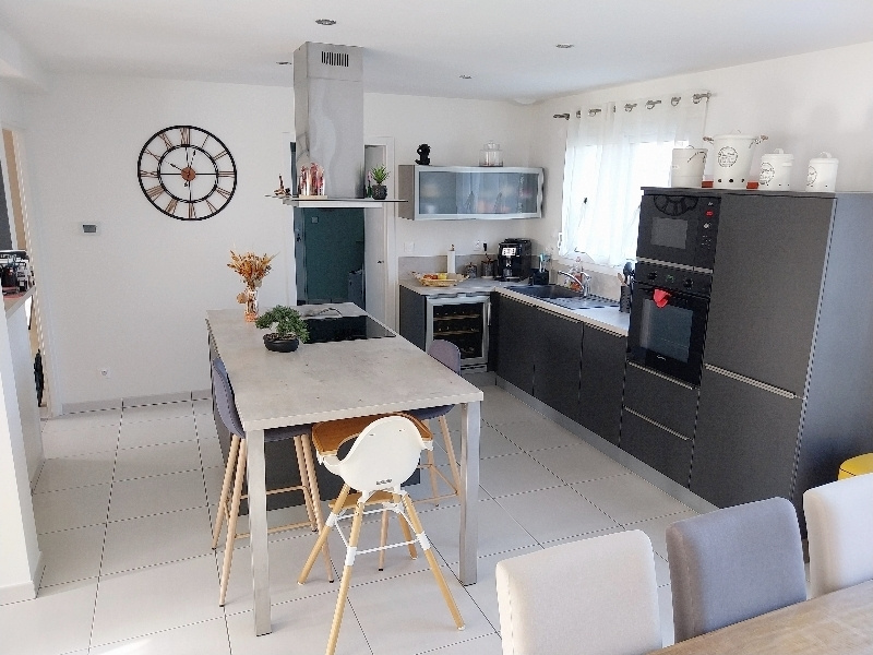 PAVILLON RECENT AVEC CHAMBRES PARENTALES ET DOUBLE GARAGE