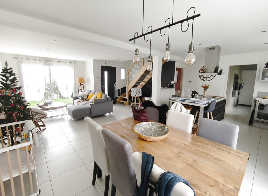 PAVILLON RECENT AVEC CHAMBRES PARENTALES ET DOUBLE GARAGE