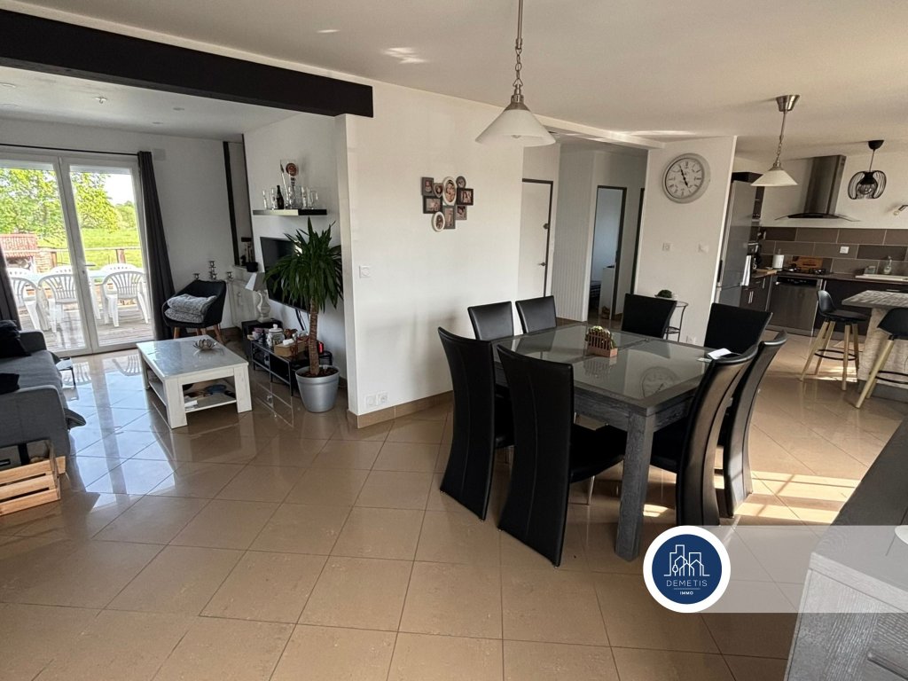 Maison familiale avec terrasse suspendue et vue dégagée sur